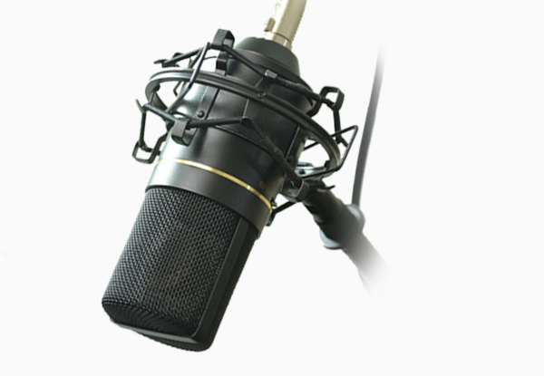 Mikrofon studyjny na białym tle